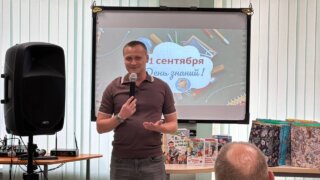 Депутат ЗСК Аверьянов вручил школьные наборы детям