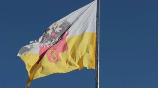 Флаг Краснодара поднят на Главной городской площади