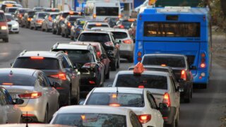 В Адлере десятки туристов опоздали на рейсы из-за 30-километровой пробки