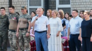В День знаний депутат Госдумы Эдуард Кузнецов поздравил учеников крыловской школы