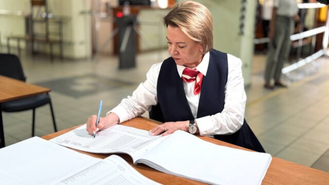 Любовь Попова проголосовала на своем избирательном участке в первый день ЕДГ-2025