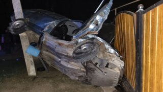 ВАЗ повис на опоре ЛЭП в результате жесткого ДТП на Кубани