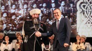 Вениамин Кондратьев наградил солистов Кубанского казачьего хора