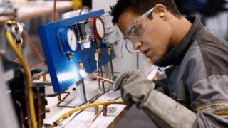 Стали известны самые дефицитные рабочие специальности на Кубани