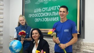 Молодогвардейцы поздравили преподавателей Анапского индустриального техникума