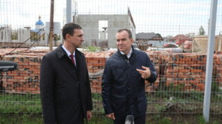 Вениамин Кондратьев посетил в станице Староминской новый центр единоборств и недостроенный бассейн