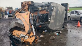 На Кубани дорожный рабочий получил травмы в ДТП с экскаватоом и большегрузом