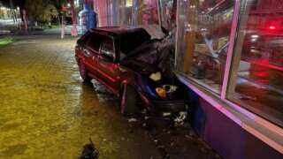 В Гулькевичах автомобиль протаранил стену магазина