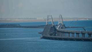 С 3 ноября запретят проезд электромобилей и гибридных авто по Крымскому мосту со стороны Краснодарского края