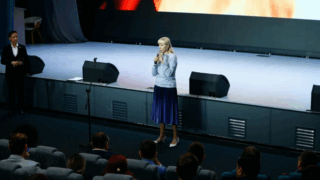 Анна Минькова вместе с учащимися школ и колледжей края посмотрела документальный фильм «Игры с огнем»