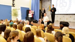 Виктор Тепляков поздравил сочинских студентов и преподавателей СПО с профессиональным праздником