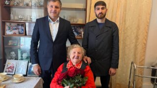 Депутат ЗСК Игорь Брагарник поздравил Галину Вшивцеву с Днём освобождения Кубани
