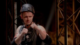 “Войдет в историю проекта”: кубанский спортсмен снес участника «Титаны» стеной