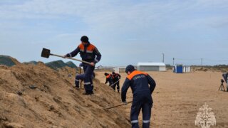 Губернатор и глава МЧС проверили очистку пляжей в Анапе от мазута