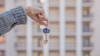 Россиян предупредили о рисках при покупке квартир у пенсионеров