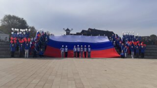 Семьдесят школьников, триколор и море: как на Таманской набережной отметили День народного единства