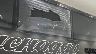 Полиция Краснодара ищет хулигана, который бросил камень в автобус «Спартака»