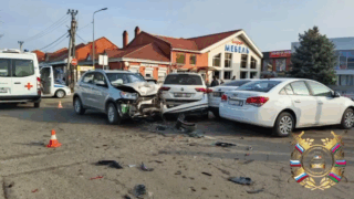 На Кубани водитель иномарки врезался в пять автомобилей и погиб