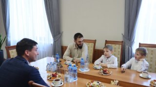 Пожарившие еду на Вечном огне школьники посетили экскурсию по местам боевой славы Новороссийска