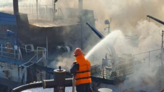 Буксир загорелся в Керченском проливе, следователи выясняют причину