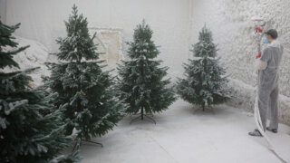 В Краснодарском крае производят все главные атрибуты Нового года – елки и игрушки