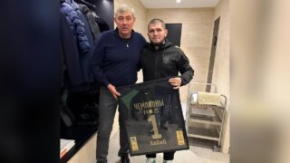Хабиб Нурмагомедов получил от Сергея Галицкого именную футболку ФК «Краснодар»