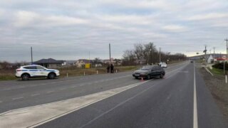 Личность погибшей на трассе женщины устанавливают полицейские Новороссийска