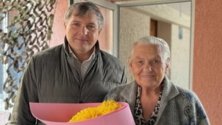 Депутат партии «Единая Россия» Игорь Брагарник поздравляет жительниц Карасунского округа с Днём матери