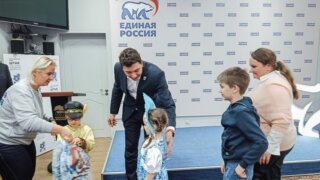 С наступающим Новым годом депутат ЗСК Горюханов поздравил детей бойцов СВО