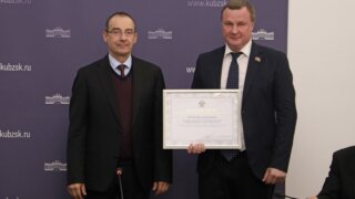 Станислав Гринев удостоен Благодарности председателя ЗСК Юрия Бурлачко за вклад в развитие здравоохранения Кубани