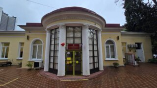 Депутат ЗСК Арменак Тозлян подарил наборы для творчества подопечным Сочинского реабилитационного центра