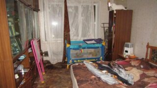 Пока мать гуляла: 5-месячный ребенок умер от голода, его сестры в тяжелом состоянии