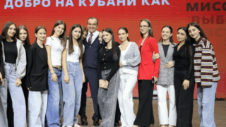 Вениамин Кондратьев наградил добровольцев Краснодарского края