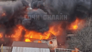 Крупный пожар в Сочи: горит СТО на площади более 100 квадратных метров