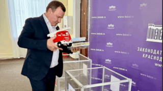 Депутат ЗСК Станислав Гринев присоединился к благотворительной акции «Коробка храбрости»