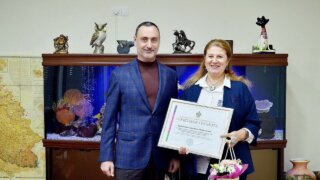 Депутат Тепляков отметил заслуги работников здравоохранения и образования от имени председателя ЗСК