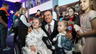 Вениамин Кондратьев поздравил с Новым Годом юных гостей губернаторской елки