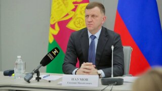 В Краснодаре круглосуточно обрабатывают дороги и тротуары от гололеда