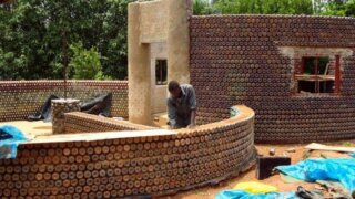 Как мусор может стать домом: уникальные проекты и идеи