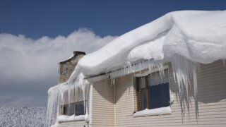 Девушка погибла при обрушении кровли дома из-за тяжести снега на Кубани