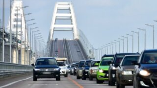 Более 500 автомобилей стоят в пробке у Крымского моста