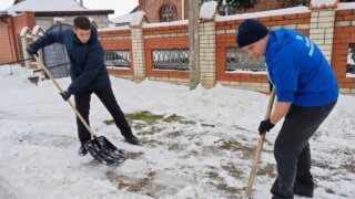 Кубанские молодогвардейцы почистили снег у домов ветеранов
