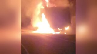 На трассе «Джубга — Сочи» полностью сгорел грузовой автомобиль