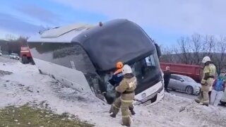 На Кубани 22 человека оказались заблокированы в автобусе, который съехал в кювет
