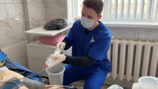 Молодогвардеец отправился в госпиталь Донецка для помощи пострадавшим 