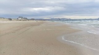 В Анапе оперативно убрали старые выбросы мазута после шторма