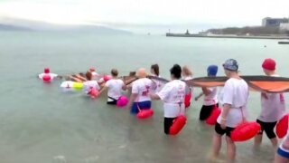 Массовый заплыв с 12-метровой Георгиевской лентой состоялся в Новороссийске