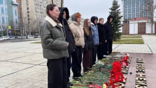 Студенты Краснодарского кооперативного института возложили цветы к Вечному огню в память о Сталинградской битве