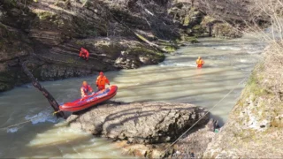 Два человека погибли при падении автомобиля в реку в Адыгее