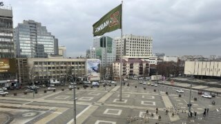 Флаг в честь годовщины СВО развернули на Главной площади Краснодара